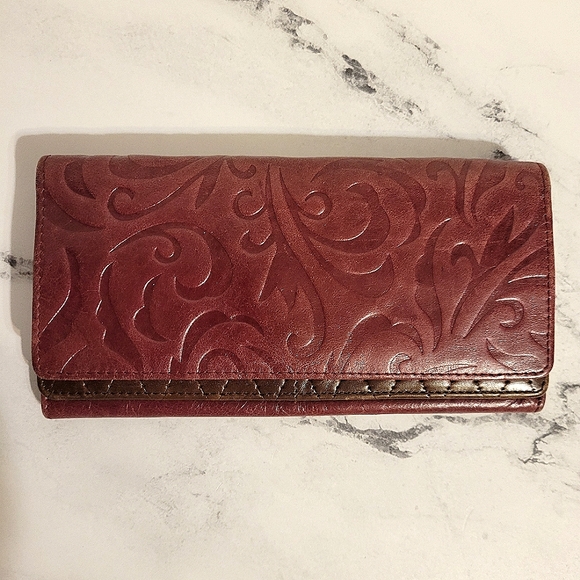 Unique HOBO The Original Burgandy Embossed with Brown Quilted Contrast Wallet - Picture 2 of 13